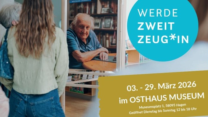Das Ausstellungsplakat zeigt zwei Besucherinnen und ein großformatiges Plakat eines Zeitzeugen. Auf dem Plakat sind die Öffnungszeiten der Ausstellung vermerkt.