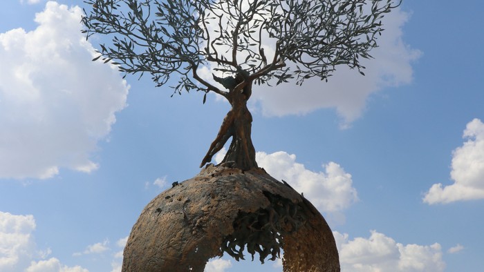 Kunstwerk, Olivenbaum auf Weltkugel, Stamm ist ein tanzendes Paar, Ort: Matera, Italien