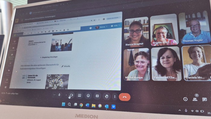 Ein Laptop-Bildschirm, der eine Videokonferenz mit mehreren Teilnehmer-Videoübertragungen zeigt.