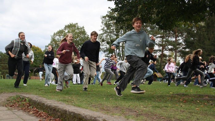 Menschen, die in einem Park Frisbee spielen.