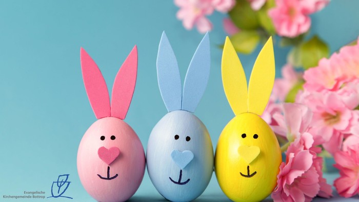 Bunte Osterhasen aus Eiern mit rosa, blauen und gelben Verzierungen, arrangiert vor einem blumigen Hintergrund.