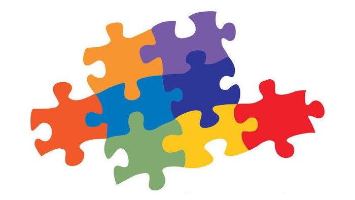 Bunte Puzzleteile sind durcheinander gestreut