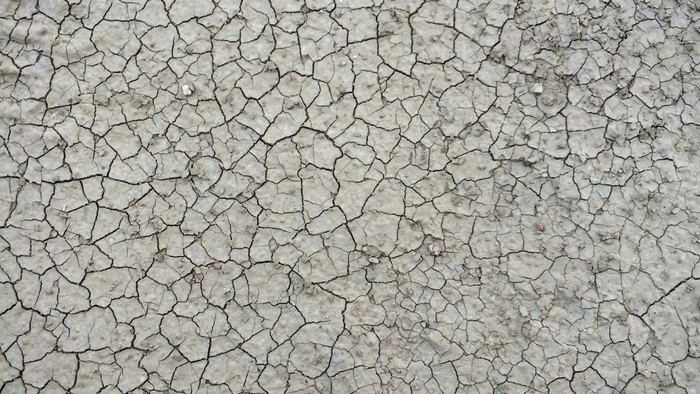 Luftbild eines ausgetrockneten Bodenstücks in Grautönen