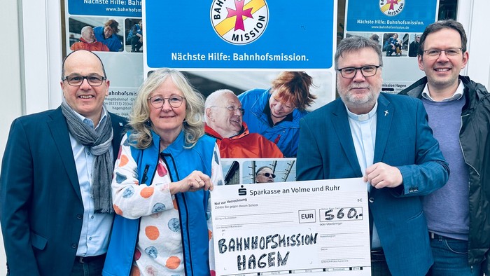 Pfarrer Matthias Börner, theologischer Geschäftsführer der Diakonie Mark-Ruhr, und Ilona Ladwig-Henning, Leiterin der Bahnhofsmission Hagen, freuen sich über 560 Euro, die bei der Kollekte im Rahmen des Ökumenischen Neujahrsempfangs zusammengekommen sind 