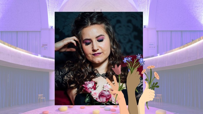 Foto der Sängerin Gloria Blau vor dem HIntergrund eines Bildes des Innenraums der Genezarethkirche in violettem Licht 