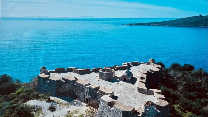 Porto Palermo Beach mit Festung und Meerblick