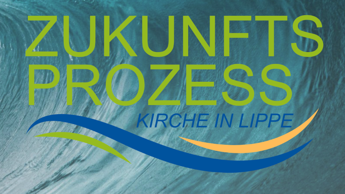 Logo für „ZukunftsProzess Kirche in Lippe“ mit futuristischem und fließendem Text auf einem wasserähnlichen Hintergrund.