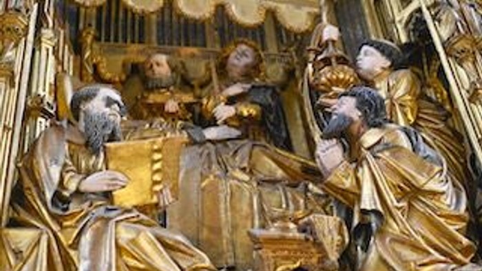 Komplexe goldene religiöse Skulptur, die biblische Figuren in einem Thronsaal-Szenario darstellt.