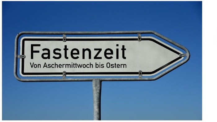 Ein Schild mit der Aufschrift „Fastenzeit“ (von Aschermittwoch bis Ostern) mit Bewegungstipps für den Alltag.