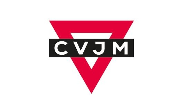 Logo mit fetten schwarzen Buchstaben „CVJM“ in einem umgekehrten roten Dreieck.
