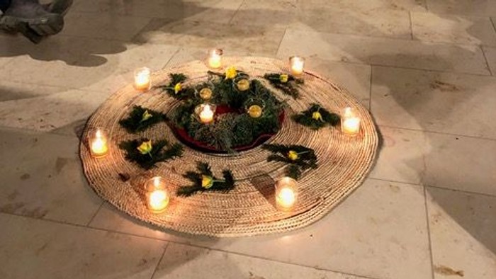 Kerzen auf dem Boden vor dem Altar