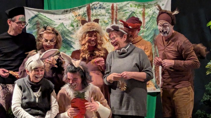 Schauspieler als Tiere kostümiert