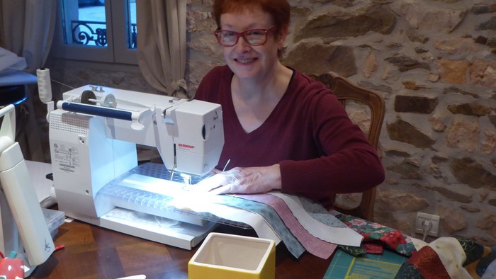 Frau näht mit der Nähmaschine