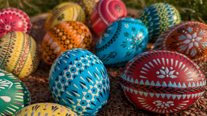 Foto verschiedener bunt gestalteter Sorbischr Ostereier