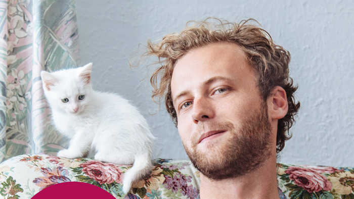 Plakat zur Bewerbung einer siebenwöchigen Veranstaltung, die zum Ausdruck von Emotionen ohne Härte ermutigt und einen Mann und eine Katze zeigt.