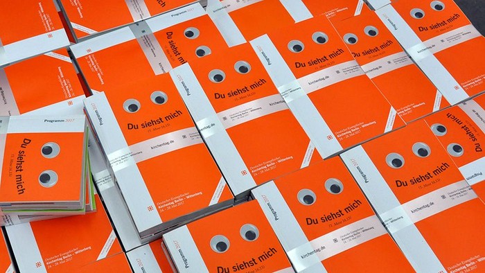 Eine Sammlung von orangefarbenen Broschüren mit dem Titel