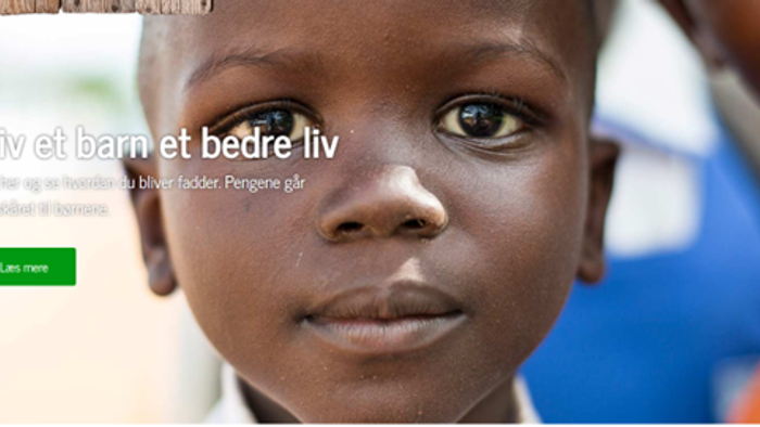 Et lille barn smiler med en kampagnebesked om at give børn et bedre liv.