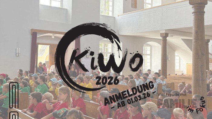 Eine überfüllte Kirchenhallen-Veranstaltung mit der Anmeldungsankündigung für KiWo 2026 und einem stilisierten Logo.