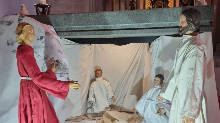Bild der Fastenkrippe in Marien Rothebusch zum Ostersonntag: Die Frau trifft den Auferstandenen vor dem leeren Grab.