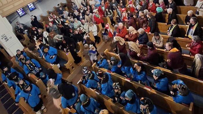 Die volle Nordkirche beim Faschingsgottesdienst