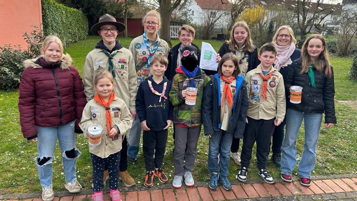 Jugendliche verschiedenen Alters posieren für das Foto.