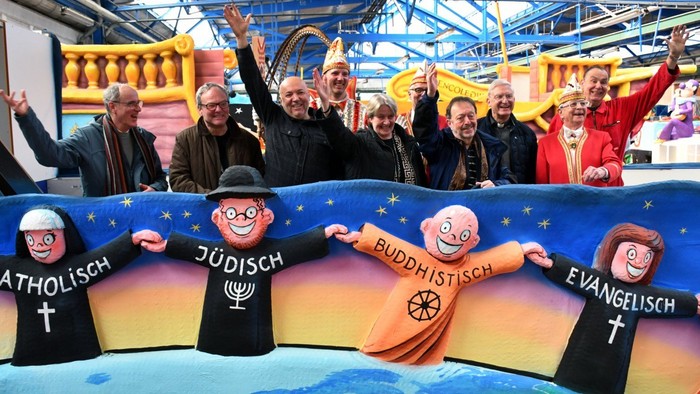 Düsseldorfer Religionsgemeinschaften präsentieren den Toleranzwagen 2026.