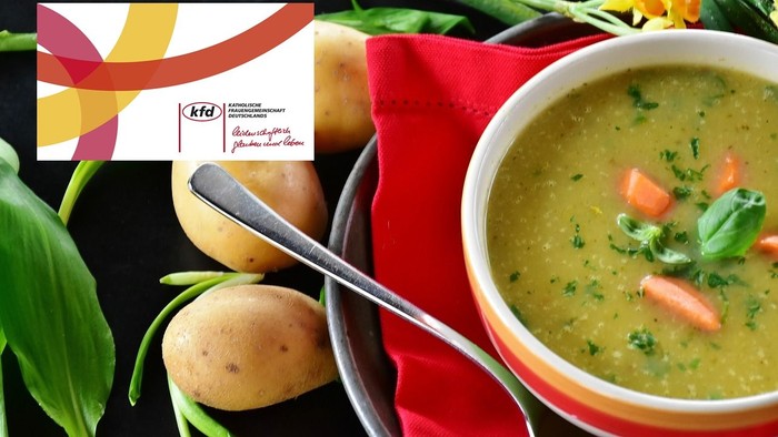 Ein Teller mit Kartoffelsuppe und frischen Kartoffeln