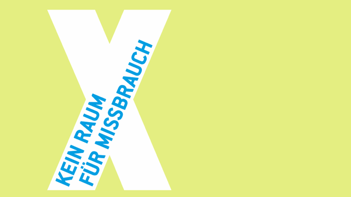 Ein großes weißes X mit blauem Text, auf dem „Kein Raum für Missbrauch“ steht, was „No space for abuse“ bedeutet.