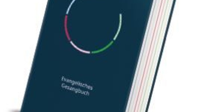 Dunkelblaues Buch mit dem Titel *„Evangelisches Gesangbuch“* und einem bunten, kreisförmigen Logo auf dem Cover.