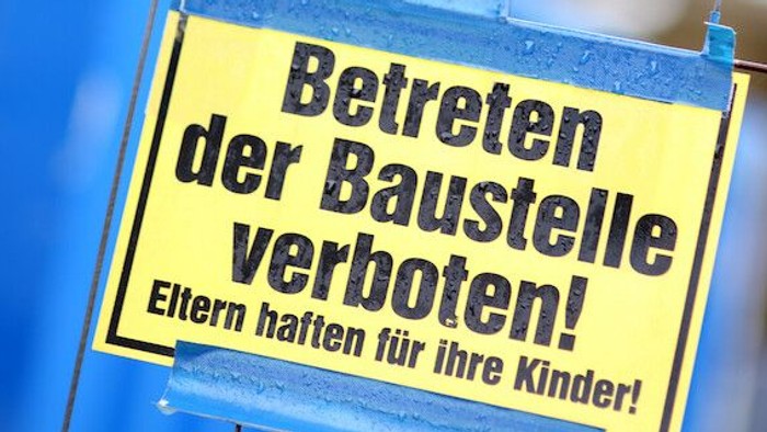 Schild auf einem Zaun: 