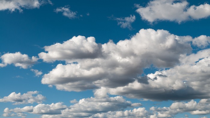 Blauer, freundlicher Himmel mit Wolken