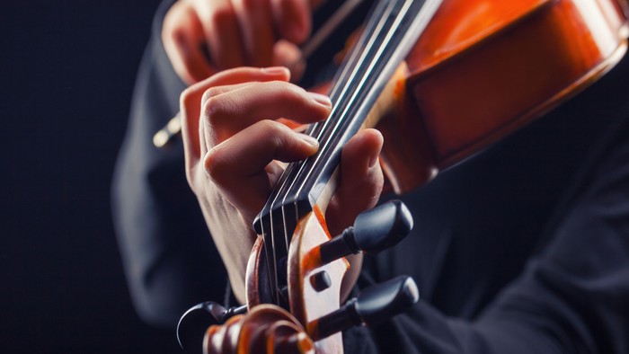 En person spiller violin.