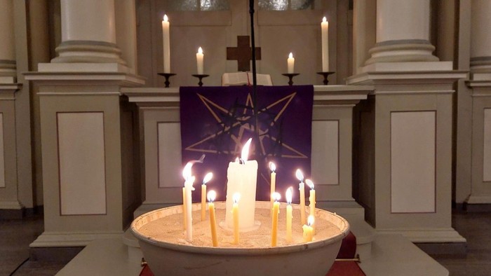 Passionsandacht am Aschermittwoch – Altarraum Pauluskirche mit Vordergrund Kerzenschale und im Hintergrund Altar