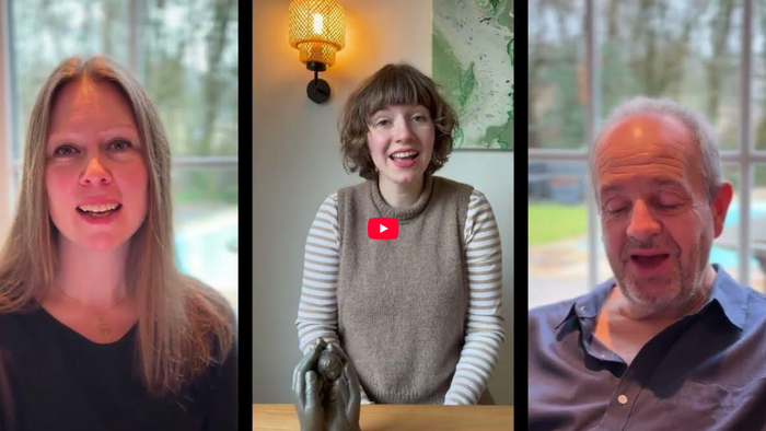 Drei Personen lächeln während eines Videoanrufs in einer gemütlichen Innenraumumgebung mit Grünpflanzen draußen.