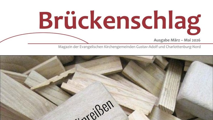 Deckblatt des neuen Brückenschlag Magazins zum Thema Aufbauen und Einreißen mit vielen Holzbausteinen auf dem Bild. 