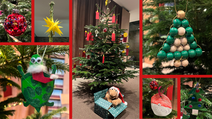 hier sieht man eine Collage aus gebasteltem Weihnachtsbaumanhängern und in der Mitte einen geschmückten Weihnachtsbaum, unter de die Handpuppe Chili in einem Geschenkkarton sitzt.