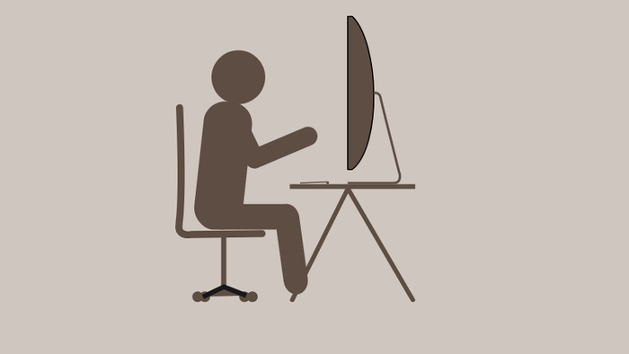 Person sidder ved computer.