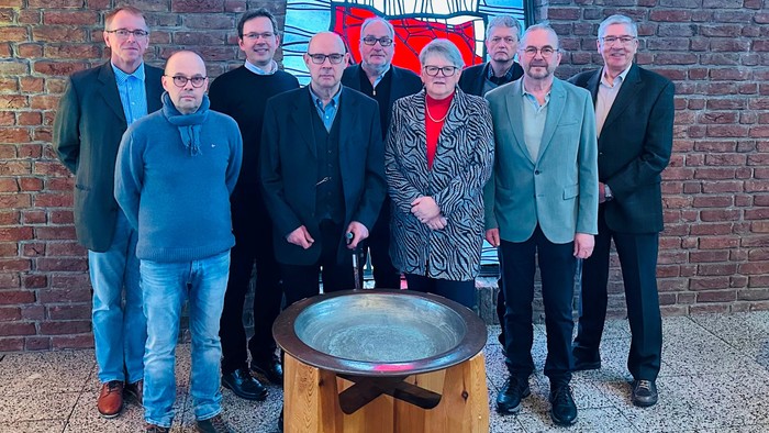 Das Presbyterium der Evangelischen Kirchengemeinde Volmarstein um Pfarrer Martin Streppel (Mitte) und Superintendent Henning Waskönig (Dritter von links) kamen nach dem Gottesdienst zur Entwidmung der Christuskirche für ein letztes Foto im Kirchraum zusam