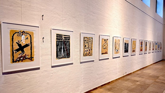 Eine lange Reihe von Bildern entlang einer Kirchenwand