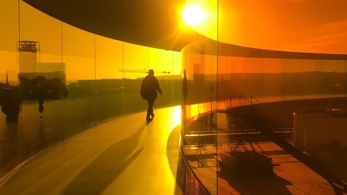 Person geht bei Nacht auf einer Brücke