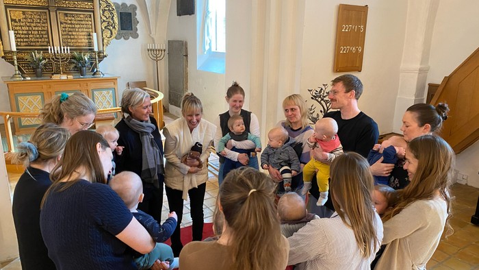 Forældre med babyer danser i rundkreds i Brønshøj Kirke