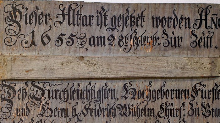 Antike Holztafel mit historischem deutschen Text zur Erinnerung an ein Ereignis des 17. Jahrhunderts für den Grafen von Seins.