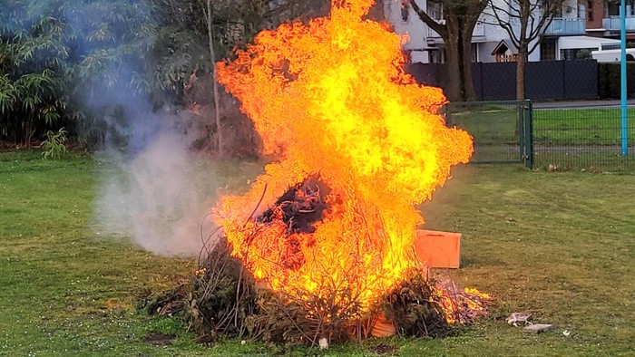 Bild des Osterfeuers von 2024 in St. Jakobus Tackenberg.