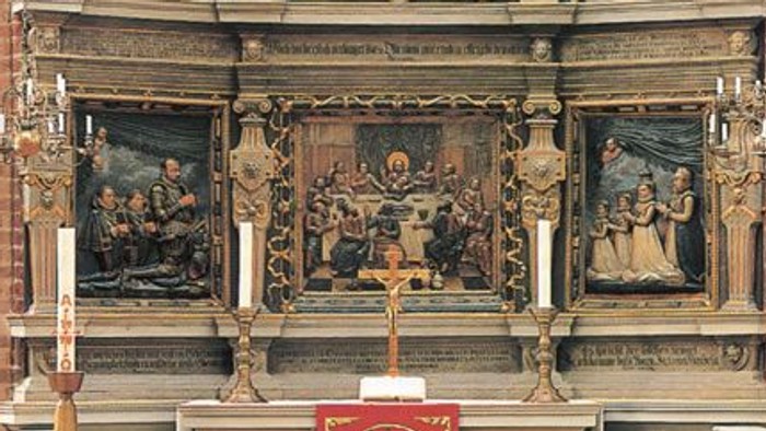 Altar in gotischer Kirche mit detaillierten Schnitzereien und Reliquien.