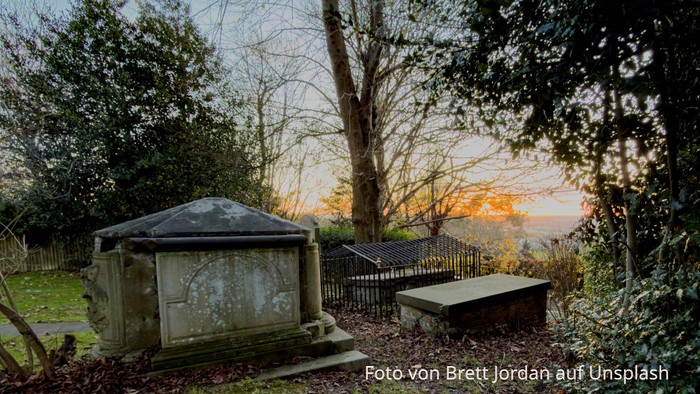 Friedhof mit Sonnenaufgang