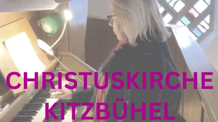 Organistin in der Christuskirche Kitzbühel beim Orgelspielen