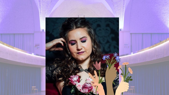 Foto der Sängerin Gloria Blau vor dem HIntergrund eines Bildes des Innenraums der Genezarethkirche in violettem Licht 