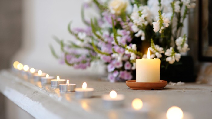 Für jede Verstorbene und jeden Verstorbenen wird im Gottesdienst für Unbedachte eine Kerze angezündet.
