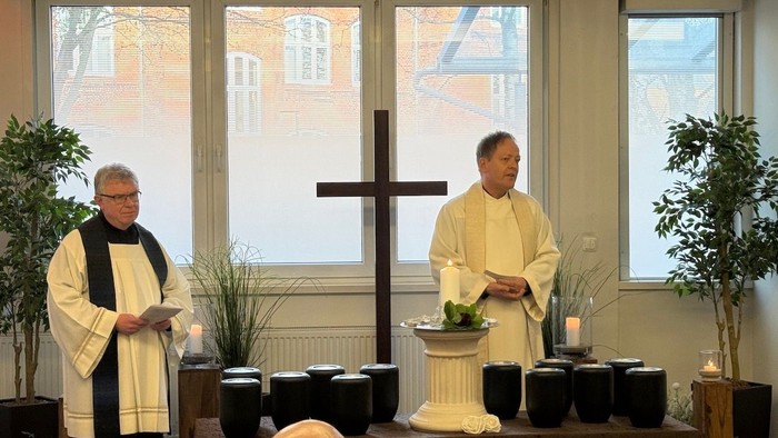 Ein katholischer Propst und ein evangelischer Pastor halten die Kollektivaussegnung in Lübeck ab.