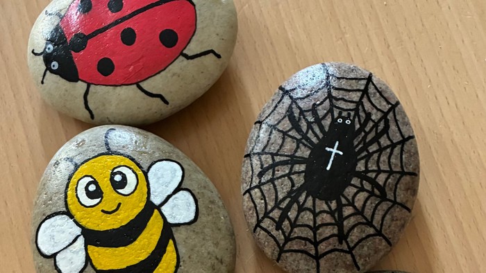 Sten med malede dyr på